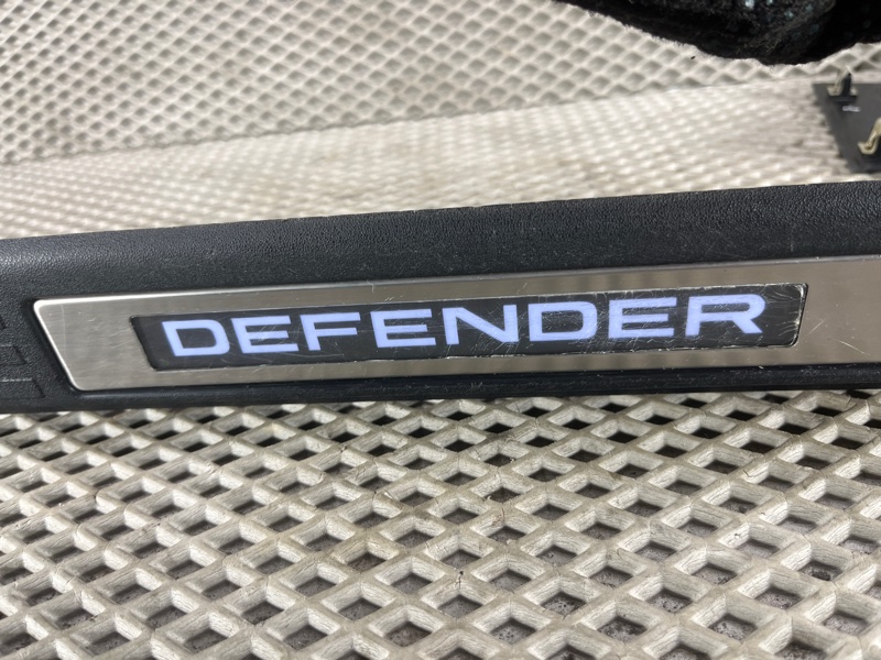 Накладка на порог с подсветкой (комплект) Land Rover Defender (L663, 2020г.)