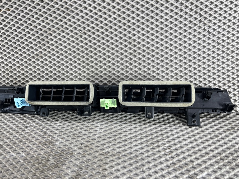 Дефлектор обдува салона центральный Land Rover Range Rover Sport (L461, 2024г.)