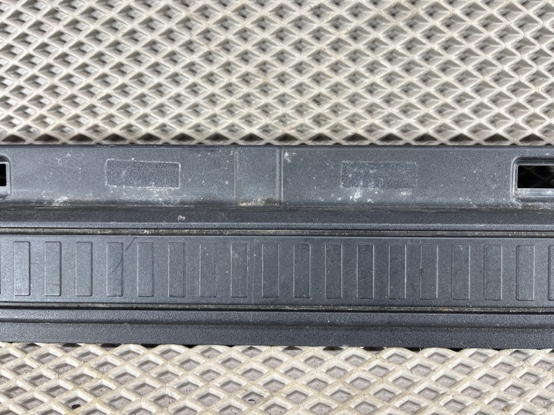 Накладка проема багажника Land Rover Defender (L663, 2020г.)