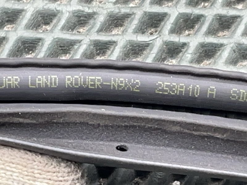 Уплотнитель дверного проема Land Rover Range Rover Sport (L461, 2025г.)