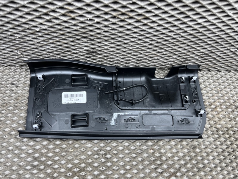 Обшивка центральной стойки Jeep Wrangler (JL, 2025г.)