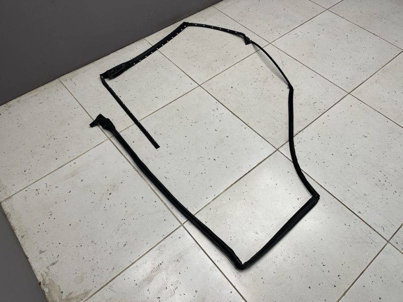 Уплотнительная резинка двери Land Rover Range Rover Sport (L461, 2025г.)